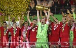 23.05.2026, Fussball DFB-Pokal 2025/2026, Finale, FC Bayern München - VfB Stuttgart, im Olympiastadion Berlin. v.l. Raphael Guerreiro (FC Bayern München), Trainer Vincent Kompany (FC Bayern München), Lennart Karl (FC Bayern München), Tom Bischof (Bayern München), Aleksandar Pavlovic (Bayern München) , Torwart Manuel Neuer (FC Bayern München), Leon Goretzka (FC Bayern München), Harry Kane (FC Bayern München) und Torwart Sven Ulreich (FC Bayern München) 

