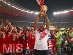 23.05.2026, Fussball DFB-Pokal 2025/2026, Finale, FC Bayern München - VfB Stuttgart, im Olympiastadion Berlin. Trainer Vincent Kompany (FC Bayern München) reckt den Pokal in die Höhe.

