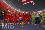 23.05.2026, Fussball DFB-Pokal 2025/2026, Finale, FC Bayern München - VfB Stuttgart, im Olympiastadion Berlin. Die Bayern feiern v.l. Aleksandar Pavlovic (Bayern München) , Harry Kane (FC Bayern München), Lennart Karl (FC Bayern München), Tom Bischof (Bayern München), Josip Stanisic (Bayern München), Jonathan Tah (FC Bayern München), Dayot Upamecano (FC Bayern München), Torwart Jonas Urbig (FC Bayern München), und Trainer Vincent Kompany (FC Bayern München) 

