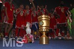 23.05.2026, Fussball DFB-Pokal 2025/2026, Finale, FC Bayern München - VfB Stuttgart, im Olympiastadion Berlin. Die Bayern feiern mit Pokal und Kakadu

