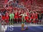 23.05.2026, Fussball DFB-Pokal 2025/2026, Finale, FC Bayern München - VfB Stuttgart, im Olympiastadion Berlin. Die Bayern feiern mit Pokal und Kakadu

