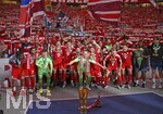 23.05.2026, Fussball DFB-Pokal 2025/2026, Finale, FC Bayern München - VfB Stuttgart, im Olympiastadion Berlin. Die Bayern feiern mit Pokal und Kakadu

