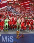 23.05.2026, Fussball DFB-Pokal 2025/2026, Finale, FC Bayern München - VfB Stuttgart, im Olympiastadion Berlin. Die Bayern feiern mit Pokal und Kakadu

