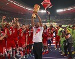 23.05.2026, Fussball DFB-Pokal 2025/2026, Finale, FC Bayern München - VfB Stuttgart, im Olympiastadion Berlin. Trainer Vincent Kompany (FC Bayern München) reckt den Pokal in die Höhe.

