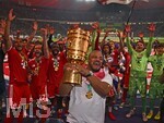 23.05.2026, Fussball DFB-Pokal 2025/2026, Finale, FC Bayern München - VfB Stuttgart, im Olympiastadion Berlin. Trainer Vincent Kompany (FC Bayern München) reckt den Pokal in die Höhe.

