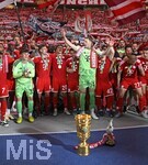 23.05.2026, Fussball DFB-Pokal 2025/2026, Finale, FC Bayern München - VfB Stuttgart, im Olympiastadion Berlin. Die Bayern feiern mit Pokal und Kakadu

