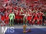 23.05.2026, Fussball DFB-Pokal 2025/2026, Finale, FC Bayern München - VfB Stuttgart, im Olympiastadion Berlin. Die Bayern feiern mit Pokal und Kakadu

