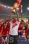 23.05.2026, Fussball DFB-Pokal 2025/2026, Finale, FC Bayern München - VfB Stuttgart, im Olympiastadion Berlin. Trainer Vincent Kompany (FC Bayern München) reckt den Pokal in die Höhe.

