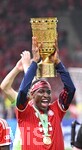 23.05.2026, Fussball DFB-Pokal 2025/2026, Finale, FC Bayern München - VfB Stuttgart, im Olympiastadion Berlin. Nicolas Jackson (FC Bayern München) reckt den Pokal in die Höhe

