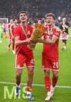 23.05.2026, Fussball DFB-Pokal 2025/2026, Finale, FC Bayern München - VfB Stuttgart, im Olympiastadion Berlin. v.l. Aleksandar Pavlovic (Bayern München)  und Tom Bischof (Bayern München)  jubeln mit dem Pokal 

