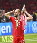 23.05.2026, Fussball DFB-Pokal 2025/2026, Finale, FC Bayern München - VfB Stuttgart, im Olympiastadion Berlin. Konrad Laimer (FC Bayern München) jubelt mit dem Kakadu, ist er der neue Kakadu Beauftragte

