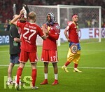 23.05.2026, Fussball DFB-Pokal 2025/2026, Finale, FC Bayern München - VfB Stuttgart, im Olympiastadion Berlin. v.l. Konrad Laimer (FC Bayern München), Michael Olise (FC Bayern München) und Luis Diaz (FC Bayern München) mit dem Kakadu

