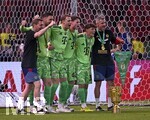 23.05.2026, Fussball DFB-Pokal 2025/2026, Finale, FC Bayern München - VfB Stuttgart, im Olympiastadion Berlin. v.l. x, Torwart Sven Ulreich (FC Bayern München), Torwart Manuel Neuer (FC Bayern München), Torwart Jonas Urbig (FC Bayern München) jubeln


