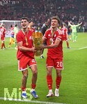 23.05.2026, Fussball DFB-Pokal 2025/2026, Finale, FC Bayern München - VfB Stuttgart, im Olympiastadion Berlin. v.l. Aleksandar Pavlovic (Bayern München)  und Tom Bischof (Bayern München) jubeln mit dem Pokal


