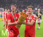 23.05.2026, Fussball DFB-Pokal 2025/2026, Finale, FC Bayern München - VfB Stuttgart, im Olympiastadion Berlin. v.l. Aleksandar Pavlovic (Bayern München)  und Tom Bischof (Bayern München) jubeln mit dem Pokal

