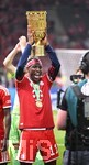 23.05.2026, Fussball DFB-Pokal 2025/2026, Finale, FC Bayern München - VfB Stuttgart, im Olympiastadion Berlin. Nicolas Jackson (FC Bayern München) steckt den Pokal in die Höhe

