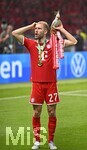 23.05.2026, Fussball DFB-Pokal 2025/2026, Finale, FC Bayern München - VfB Stuttgart, im Olympiastadion Berlin. Konrad Laimer (FC Bayern München) jubelt mit dem Kakadu, ist er der neue Kakadu Beauftragte

