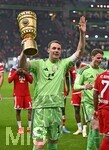 23.05.2026, Fussball DFB-Pokal 2025/2026, Finale, FC Bayern München - VfB Stuttgart, im Olympiastadion Berlin. Torwart Manuel Neuer (FC Bayern München) hebt den Pokal in die Höhe.

