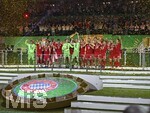23.05.2026, Fussball DFB-Pokal 2025/2026, Finale, FC Bayern München - VfB Stuttgart, im Olympiastadion Berlin. Die Bayern Jubeln Torwart Manuel Neuer (FC Bayern München) reckt den Pokal in die Höhe.

