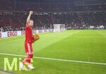 23.05.2026, Fussball DFB-Pokal 2025/2026, Finale, FC Bayern München - VfB Stuttgart, im Olympiastadion Berlin. Harry Kane (FC Bayern München) verlässt mit dem Pokal das Stadion


