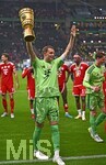 23.05.2026, Fussball DFB-Pokal 2025/2026, Finale, FC Bayern München - VfB Stuttgart, im Olympiastadion Berlin. Torwart Manuel Neuer (FC Bayern München) hebt den Pokal in die Höhe.

