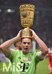 23.05.2026, Fussball DFB-Pokal 2025/2026, Finale, FC Bayern München - VfB Stuttgart, im Olympiastadion Berlin. Torwart Manuel Neuer (FC Bayern München) hebt den Pokal in die Höhe.

