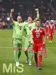 23.05.2026, Fussball DFB-Pokal 2025/2026, Finale, FC Bayern München - VfB Stuttgart, im Olympiastadion Berlin. v.l. Torwart Manuel Neuer (FC Bayern München) , Torwart Jonas Urbig (FC Bayern München) und Joshua Kimmich (FC Bayern München) jubeln

