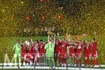 23.05.2026, Fussball DFB-Pokal 2025/2026, Finale, FC Bayern München - VfB Stuttgart, im Olympiastadion Berlin. Die Bayern Jubeln Torwart Manuel Neuer (FC Bayern München) reckt den Pokal in die Höhe.

