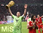 23.05.2026, Fussball DFB-Pokal 2025/2026, Finale, FC Bayern München - VfB Stuttgart, im Olympiastadion Berlin. Torwart Manuel Neuer (FC Bayern München) hebt den Pokal in die Höhe.

