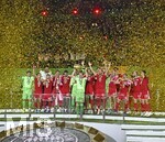 23.05.2026, Fussball DFB-Pokal 2025/2026, Finale, FC Bayern München - VfB Stuttgart, im Olympiastadion Berlin. Die Bayern Jubeln Torwart Manuel Neuer (FC Bayern München) reckt den Pokal in die Höhe.

