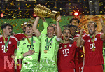 23.05.2026, Fussball DFB-Pokal 2025/2026, Finale, FC Bayern München - VfB Stuttgart, im Olympiastadion Berlin. Die Bayern Jubeln Torwart Manuel Neuer (FC Bayern München) reckt den Pokal in die Höhe. v.l. Aleksandar Pavlovic (FC Bayern München), Torwart Jonas Urbig (FC Bayern München), Torwart Manuel Neuer (FC Bayern München), Leon Goretzka (FC Bayern München), Michael Olise (FC Bayern München), Hiroki Ito (FC Bayern München) und Harry Kane (FC Bayern München) 


