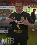 23.05.2026, Fussball DFB-Pokal 2025/2026, Finale, FC Bayern München - VfB Stuttgart, im Olympiastadion Berlin. Sportvorstand Max Eberl (Bayern München) mit Kakadu Pokal T Shirt

