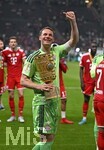 23.05.2026, Fussball DFB-Pokal 2025/2026, Finale, FC Bayern München - VfB Stuttgart, im Olympiastadion Berlin. Torwart Manuel Neuer (FC Bayern München) hebt den Pokal in die Höhe.

