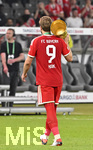 23.05.2026, Fussball DFB-Pokal 2025/2026, Finale, FC Bayern München - VfB Stuttgart, im Olympiastadion Berlin. Harry Kane (FC Bayern München) verlässt mit dem Pokal das Stadion

