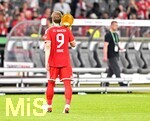 23.05.2026, Fussball DFB-Pokal 2025/2026, Finale, FC Bayern München - VfB Stuttgart, im Olympiastadion Berlin. Harry Kane (FC Bayern München) verlässt mit dem Pokal das Stadion

