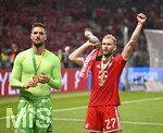 23.05.2026, Fussball DFB-Pokal 2025/2026, Finale, FC Bayern München - VfB Stuttgart, im Olympiastadion Berlin. v.l. Torwart Sven Ulreich (FC Bayern München) und Konrad Laimer (FC Bayern München) jubeln mit Kakadu.

