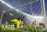 23.05.2026, Fussball DFB-Pokal 2025/2026, Finale, FC Bayern München - VfB Stuttgart, im Olympiastadion Berlin. Torschuss zum 1:0 von Harry Kane (re, FC Bayern München),  li: Torwart Alexander Nübel (Stuttgart) geschlagen am Boden.

