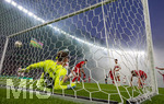 23.05.2026, Fussball DFB-Pokal 2025/2026, Finale, FC Bayern München - VfB Stuttgart, im Olympiastadion Berlin. Torschuss zum 1:0 von Harry Kane (re, FC Bayern München),  li: Torwart Alexander Nübel (Stuttgart) geschlagen am Boden.


