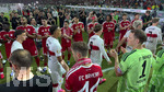 23.05.2026, Fussball DFB-Pokal 2025/2026, Finale, FC Bayern München - VfB Stuttgart, im Olympiastadion Berlin. Nach dem Spiel, Siegerehrung: die Verlierer Stuttgart gehen durchs Spalier der Sieger FC Bayern, re: Torwart Manuel Neuer (FC Bayern München) applaudiert Angelo Stiller (Stuttgart) und den Stuttgartern