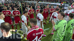 23.05.2026, Fussball DFB-Pokal 2025/2026, Finale, FC Bayern München - VfB Stuttgart, im Olympiastadion Berlin. Nach dem Spiel, Siegerehrung: die Verlierer Stuttgart gehen durchs Spalier der Sieger FC Bayern, re: Torwart Manuel Neuer (FC Bayern München) applaudiert Angelo Stiller (Stuttgart), Jamie Leweling (Stuttgart)  und den Stuttgartern