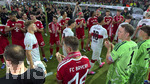 23.05.2026, Fussball DFB-Pokal 2025/2026, Finale, FC Bayern München - VfB Stuttgart, im Olympiastadion Berlin. Nach dem Spiel, Siegerehrung: die Verlierer Stuttgart gehen durchs Spalier der Sieger FC Bayern, re: Torwart Manuel Neuer (FC Bayern München) applaudiert Jamie Leweling (Stuttgart)  und den Stuttgartern