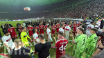 23.05.2026, Fussball DFB-Pokal 2025/2026, Finale, FC Bayern München - VfB Stuttgart, im Olympiastadion Berlin. Nach dem Spiel, Siegerehrung: die Verlierer Stuttgart gehen durchs Spalier der Sieger FC Bayern, re: Torwart Manuel Neuer (FC Bayern München) applaudiert den Stuttgartern