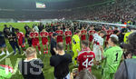 23.05.2026, Fussball DFB-Pokal 2025/2026, Finale, FC Bayern München - VfB Stuttgart, im Olympiastadion Berlin. Nach dem Spiel, Siegerehrung: die Verlierer Stuttgart gehen durchs Spalier der Sieger FC Bayern, re: Torwart Manuel Neuer (FC Bayern München) applaudiert den Stuttgartern, li: Trainer Sebastian Hoeneß (Stuttgart) mitte: Torwart Alexander Nübel (Stuttgart) 