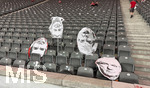 23.05.2026, Fussball DFB-Pokal 2025/2026, Finale, FC Bayern München - VfB Stuttgart, im Olympiastadion Berlin. Nach dem Spiel, in der Bayernkurvew bleiben die Köpfe aus Papier liegen, die die Fans zum Protest gegen den DFB aufgehängt hattem  li: DFB Präsident Bernd Neuendorf (Deutschland).