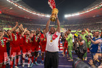 23.05.2026, Fussball DFB-Pokal 2025/2026, Finale, FC Bayern München - VfB Stuttgart, im Olympiastadion Berlin. FC Bayern feiert nach dem Sieg gegen Stuttgart bei ihren Fans den Pokalsieg. Trainer Vincent Kompany (FC Bayern München) Jonathan Tah (FC Bayern München), Konrad Laimer (FC Bayern München), Torwart Jonas Urbig (FC Bayern München) 