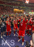 23.05.2026, Fussball DFB-Pokal 2025/2026, Finale, FC Bayern München - VfB Stuttgart, im Olympiastadion Berlin. FC Bayern feiert nach dem Sieg gegen Stuttgart bei ihren Fans den Pokalsieg. Jonathan Tah (FC Bayern München) mit dem Pokal 