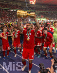 23.05.2026, Fussball DFB-Pokal 2025/2026, Finale, FC Bayern München - VfB Stuttgart, im Olympiastadion Berlin. FC Bayern feiert nach dem Sieg gegen Stuttgart bei ihren Fans den Pokalsieg. Jonathan Tah (FC Bayern München) mit dem Pokal 