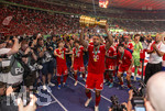 23.05.2026, Fussball DFB-Pokal 2025/2026, Finale, FC Bayern München - VfB Stuttgart, im Olympiastadion Berlin. FC Bayern feiert nach dem Sieg gegen Stuttgart bei ihren Fans den Pokalsieg. Jonathan Tah (FC Bayern München) mit dem Pokal 