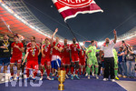 23.05.2026, Fussball DFB-Pokal 2025/2026, Finale, FC Bayern München - VfB Stuttgart, im Olympiastadion Berlin. FC Bayern feiert nach dem Sieg gegen Stuttgart bei ihren Fans den Pokalsieg. Aleksandar Pavlovic (Bayern München) , Lennart Karl (FC Bayern München), Tom Bischof (Bayern München), Josip Stanisic (Bayern München), Jonathan Tah (FC Bayern München), Dayot Upamecano (FC Bayern München), Torwart Jonas Urbig (FC Bayern München), Trainer Vincent Kompany (FC Bayern München) 