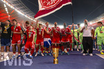 23.05.2026, Fussball DFB-Pokal 2025/2026, Finale, FC Bayern München - VfB Stuttgart, im Olympiastadion Berlin. FC Bayern feiert nach dem Sieg gegen Stuttgart bei ihren Fans den Pokalsieg. Aleksandar Pavlovic (Bayern München) , Lennart Karl (FC Bayern München), Tom Bischof (Bayern München), Josip Stanisic (Bayern München), Jonathan Tah (FC Bayern München), Dayot Upamecano (FC Bayern München), Torwart Jonas Urbig (FC Bayern München), Trainer Vincent Kompany (FC Bayern München) 